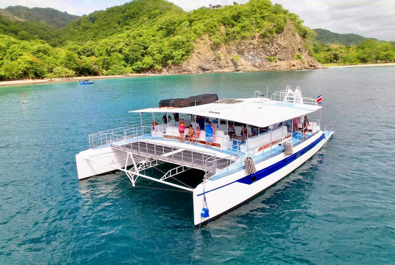 Catamarán al atardecer